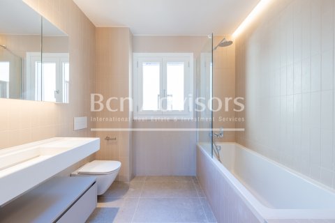 Ático de 2 dormitorios en venta en Barcelona, Cataluña, Spain № 2879 - foto 21