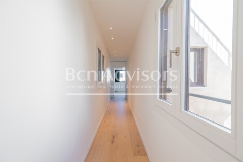 Ático de 2 dormitorios en venta en Barcelona, Cataluña, Spain № 2879 - foto 23