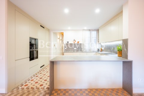 Apartamento de 3 dormitorios en venta en Barcelona, Cataluña, Spain № 2881 - foto 13