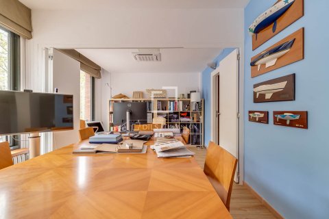 Apartamento de 4 dormitorios en venta en Barcelona, Cataluña, Spain № 6546 - foto 2