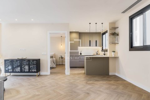 Apartamento de 2 dormitorios en venta en Barcelona, Cataluña, Spain № 3993 - foto 2