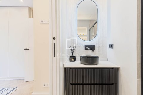 Apartamento de 2 dormitorios en venta en Barcelona, Cataluña, Spain № 3993 - foto 24