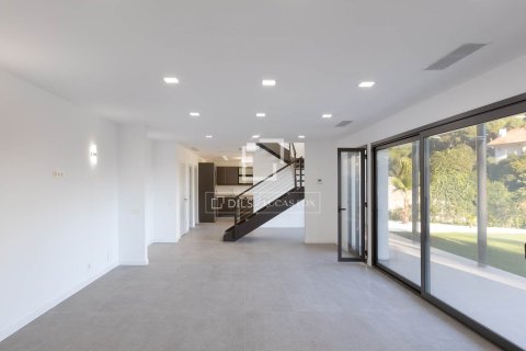 Villa de 4 dormitorios en venta en Cabrils, Barcelona, Cataluña, Spain № 4083 - foto 12