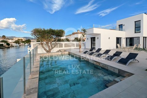 Купить виллу в Эмпуриабрава, Испания с 5 спален, 205м², № 6014 - фото 2