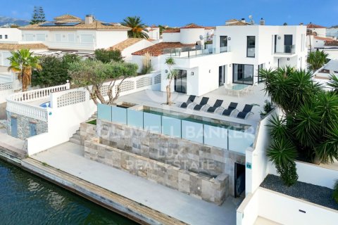 Villa de 5 dormitorios en venta en Empuriabrava, Gerona, Cataluña, Spain № 6014