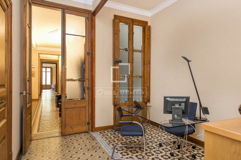 Apartamento de 5 dormitorios en venta en Barcelona, Cataluña, Spain № 8756 - foto 15