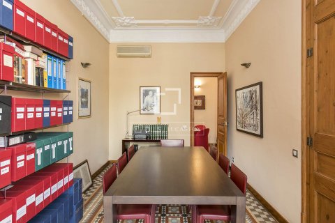 Apartamento de 5 dormitorios en venta en Barcelona, Cataluña, Spain № 8756 - foto 9