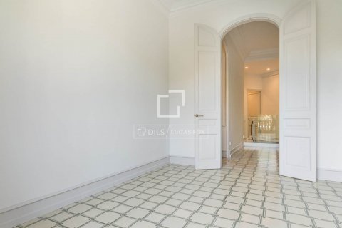 Apartamento de 4 dormitorios en venta en Barcelona, Cataluña, Spain № 8733 - foto 14