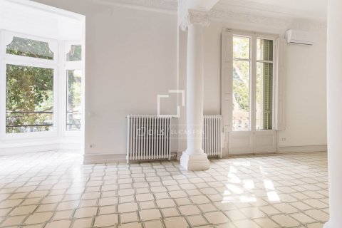 Apartamento de 4 dormitorios en venta en Barcelona, Cataluña, Spain № 8733 - foto 2