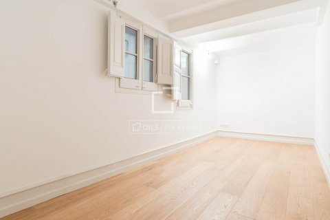 Apartamento de 4 dormitorios en venta en Barcelona, Cataluña, Spain № 8733 - foto 21