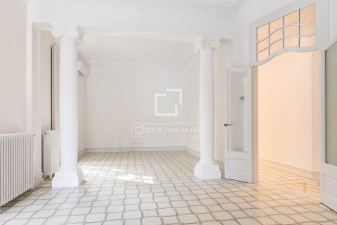 Apartamento de 4 dormitorios en venta en Barcelona, Cataluña, Spain № 8733 - foto 4