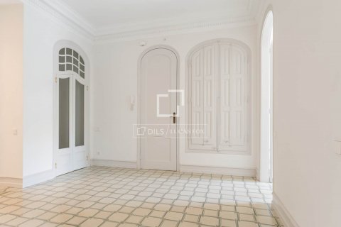 Apartamento de 4 dormitorios en venta en Barcelona, Cataluña, Spain № 8733 - foto 24