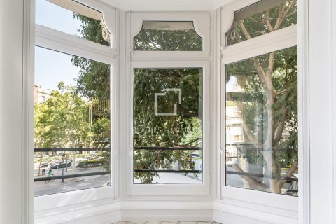 Apartamento de 4 dormitorios en venta en Barcelona, Cataluña, Spain № 8733 - foto 3