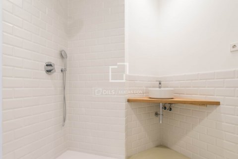 Apartamento de 4 dormitorios en venta en Barcelona, Cataluña, Spain № 8733 - foto 12