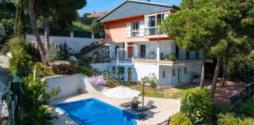 Villa de 7 dormitorios en venta en Arenys de Mar, Barcelona, Cataluña, Spain № 6419