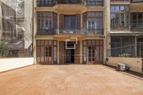 Снять в аренду квартиру в Барселона, Испания с 3 спальни, 167м², № 8515 - фото 2