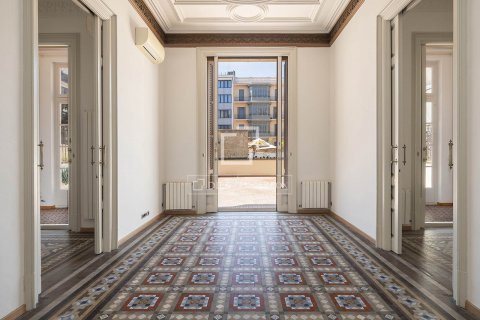 Снять в аренду квартиру в Барселона, Испания с 3 спальни, 167м², № 8515 - фото 3