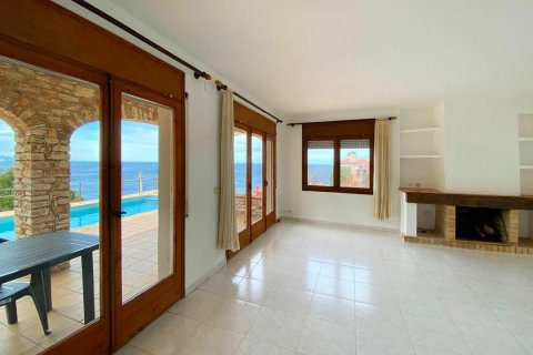 Сasa de 4 dormitorios en venta en Begur, Gerona, Cataluña, Spain № 1682 - foto 2