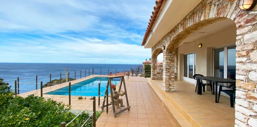 Сasa de 4 dormitorios en venta en Begur, Gerona, Cataluña, Spain № 1682