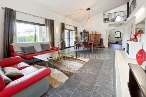 Сasa de 4 dormitorios en venta en Peralada, Gerona, Cataluña, Spain № 5745 - foto 3