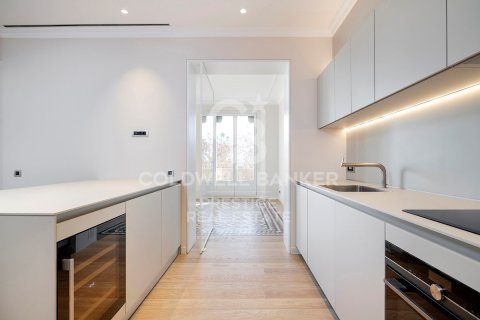 Apartamento de 3 dormitorios en venta en Barcelona, Cataluña, Spain № 5748 - foto 16
