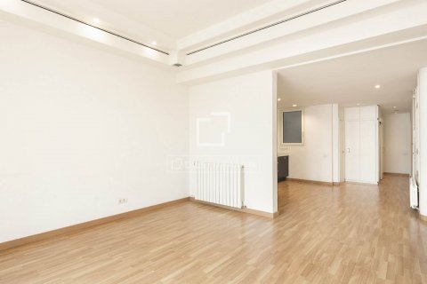 Apartamento de 2 dormitorios en venta en Barcelona, Cataluña, Spain № 8660 - foto 7