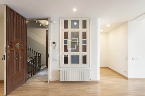 Apartamento de 2 dormitorios en venta en Barcelona, Cataluña, Spain № 8660 - foto 22