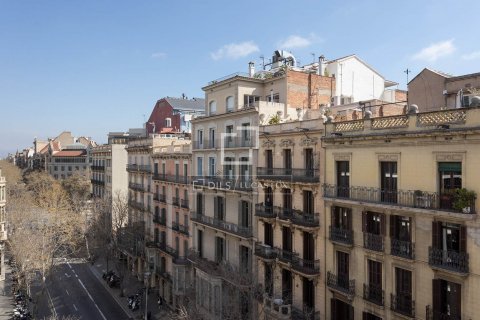 Apartamento de 2 dormitorios en venta en Barcelona, Cataluña, Spain № 8660 - foto 2