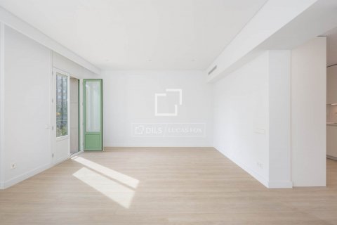 Apartamento de 5 dormitorios en venta en Barcelona, Cataluña, Spain № 8663 - foto 3