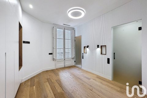 Apartamento de 4 dormitorios en venta en Barcelona, Cataluña, Spain № 4914 - foto 22