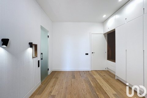 Apartamento de 4 dormitorios en venta en Barcelona, Cataluña, Spain № 4914 - foto 16
