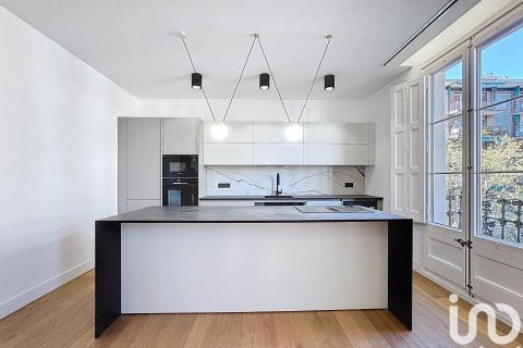 Apartamento de 4 dormitorios en venta en Barcelona, Cataluña, Spain № 4914 - foto 2