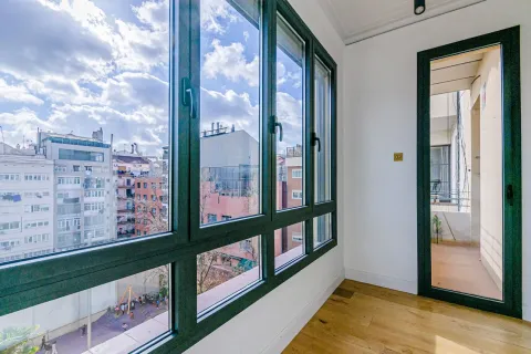 Apartamento de 4 dormitorios en venta en Barcelona, Cataluña, Spain № 1737 - foto 9