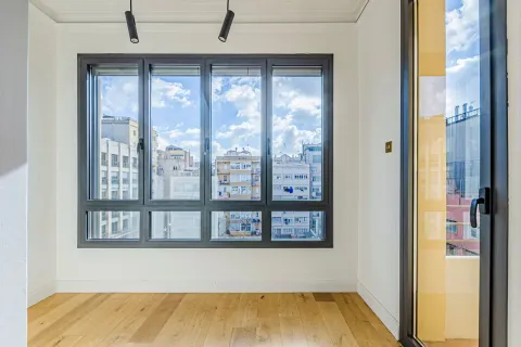 Apartamento de 4 dormitorios en venta en Barcelona, Cataluña, Spain № 1737 - foto 5