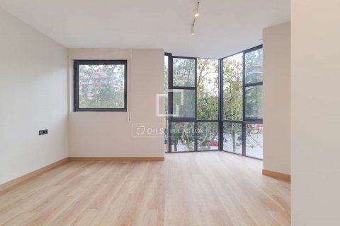 Apartamento de 5 dormitorios en alquiler en Barcelona, Cataluña, Spain № 8625 - foto 4