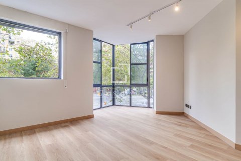 Apartamento de 5 dormitorios en alquiler en Barcelona, Cataluña, Spain № 8625 - foto 2