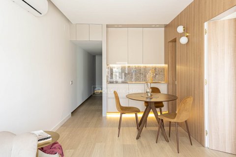 Apartamento de 2 dormitorios en alquiler en Barcelona, Cataluña, Spain № 8624 - foto 14