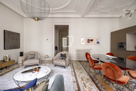 Apartamento de 3 dormitorios en alquiler en Barcelona, Cataluña, Spain № 8626 - foto 13