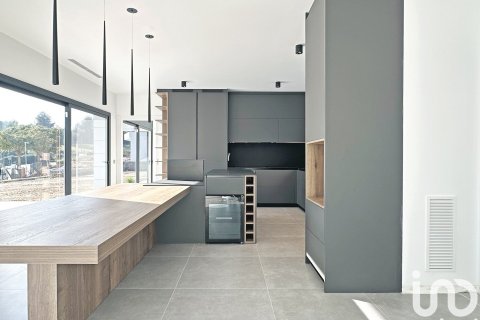 Сasa de 5 dormitorios en venta en Sant Esteve Sesrovires, Barcelona, Cataluña, Spain № 7575 - foto 3