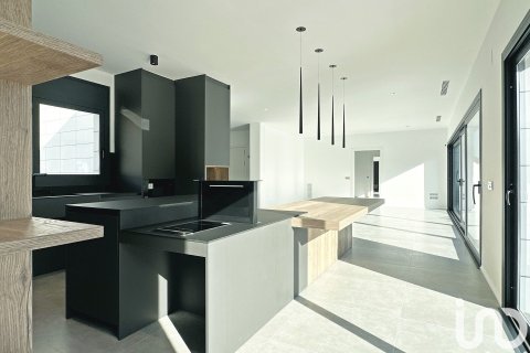 Сasa de 5 dormitorios en venta en Sant Esteve Sesrovires, Barcelona, Cataluña, Spain № 7575 - foto 6