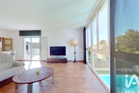 Сasa de 4 dormitorios en alquiler en Roda de Berà, Tarragona, Cataluña, Spain № 7577 - foto 9