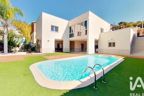Сasa de 4 dormitorios en alquiler en Roda de Berà, Tarragona, Cataluña, Spain № 7577