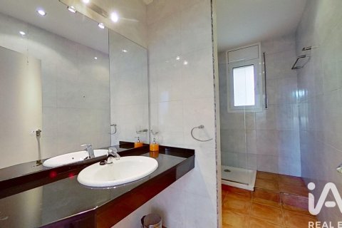 Сasa de 4 dormitorios en alquiler en Roda de Berà, Tarragona, Cataluña, Spain № 7577 - foto 24