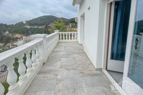 Villa de 4 dormitorios en venta en Lloret de Mar, Gerona, Cataluña, Spain № 3083 - foto 19