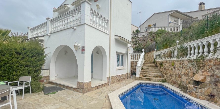 Villa de 4 dormitorios en venta en Lloret de Mar, Gerona, Cataluña, Spain № 3083