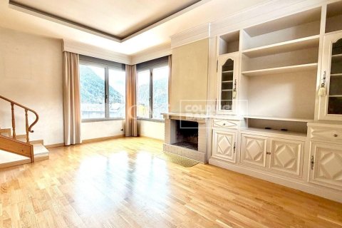 Villa de 6 dormitorios en alquiler en Principado De Andorra (Ninguna Poblacion Tiene C.P.), Lérida, Cataluña, Spain № 5274 - foto 2