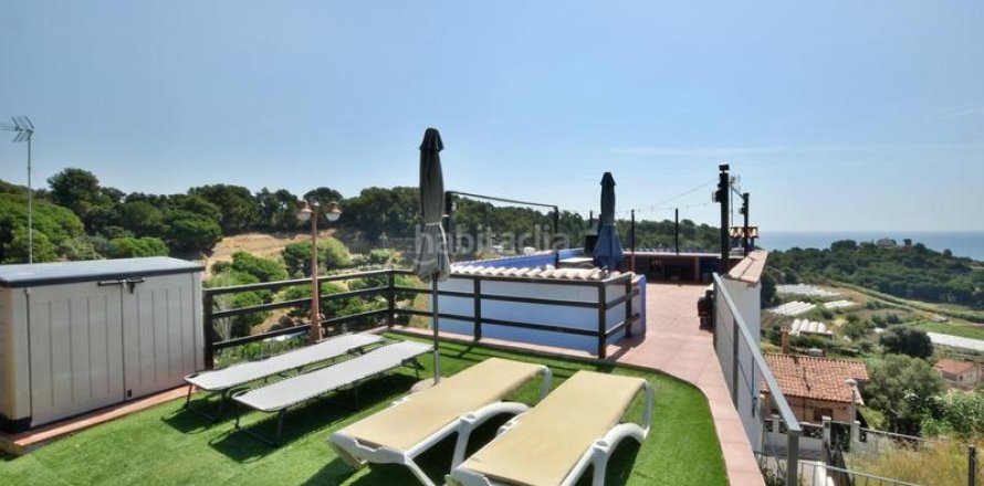 Сasa de 3 dormitorios en venta en Pineda de Mar, Barcelona, Cataluña, Spain № 2669