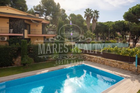 Villa de 6 dormitorios en venta en Lloret de Mar, Gerona, Cataluña, Spain № 988 - foto 16