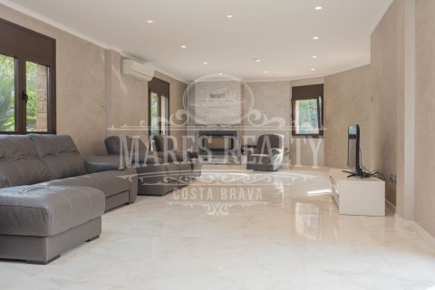 Villa de 6 dormitorios en venta en Lloret de Mar, Gerona, Cataluña, Spain № 988 - foto 7