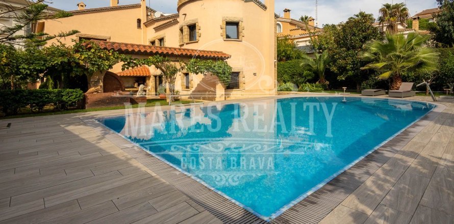Villa de 6 dormitorios en venta en Lloret de Mar, Gerona, Cataluña, Spain № 988